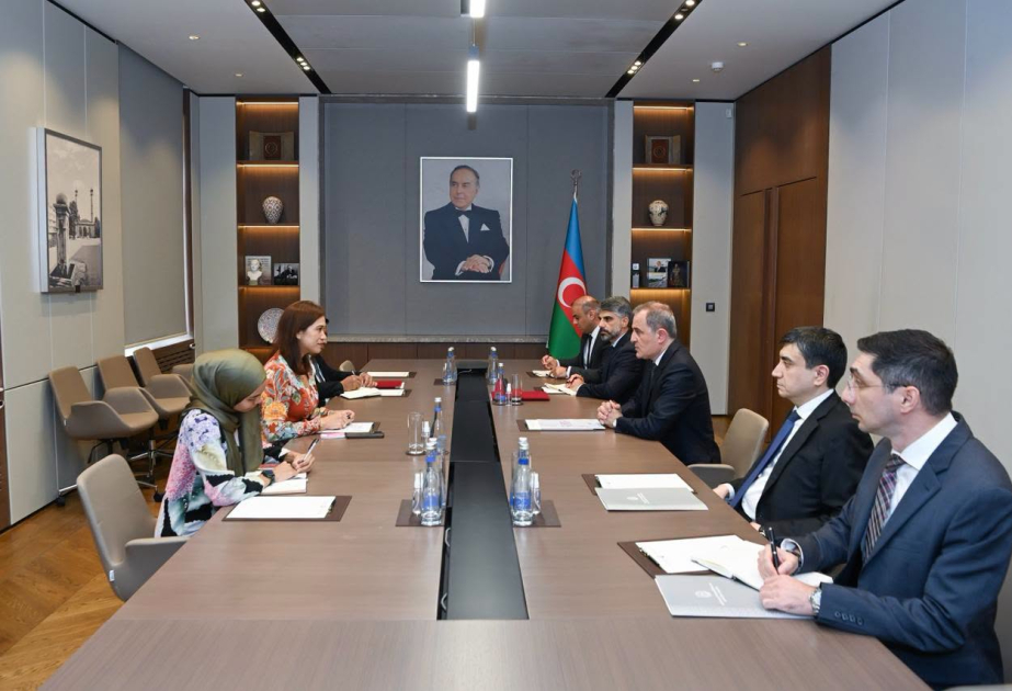 Xarici işlər naziri Ceyhun Bayramov Malayziyanın yeni səfiri ilə görüşüb
