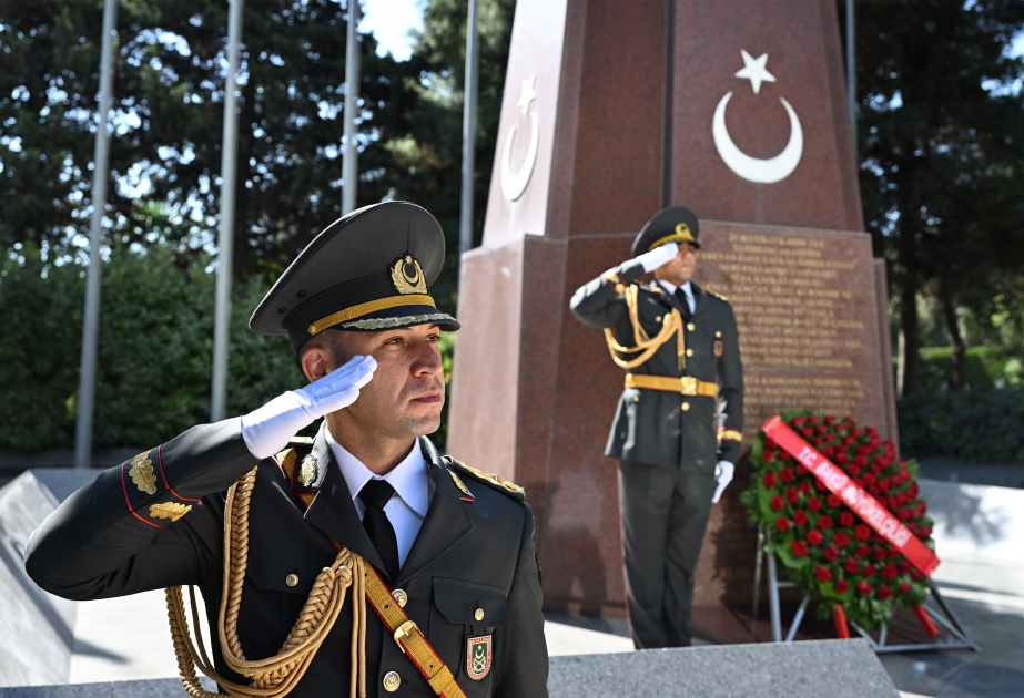 Bakıda Türkiyənin Zəfər bayramı münasibətilə Türk Şəhidliyi ziyarət olunub