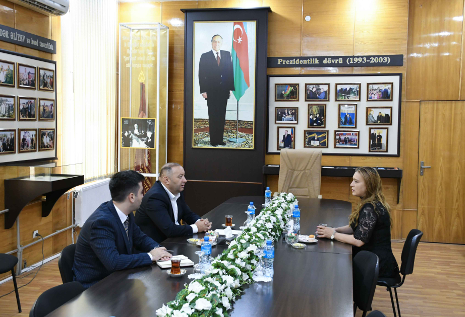 ADAU rektoru tələbə adını qazanan şəhid anası ilə görüşüb