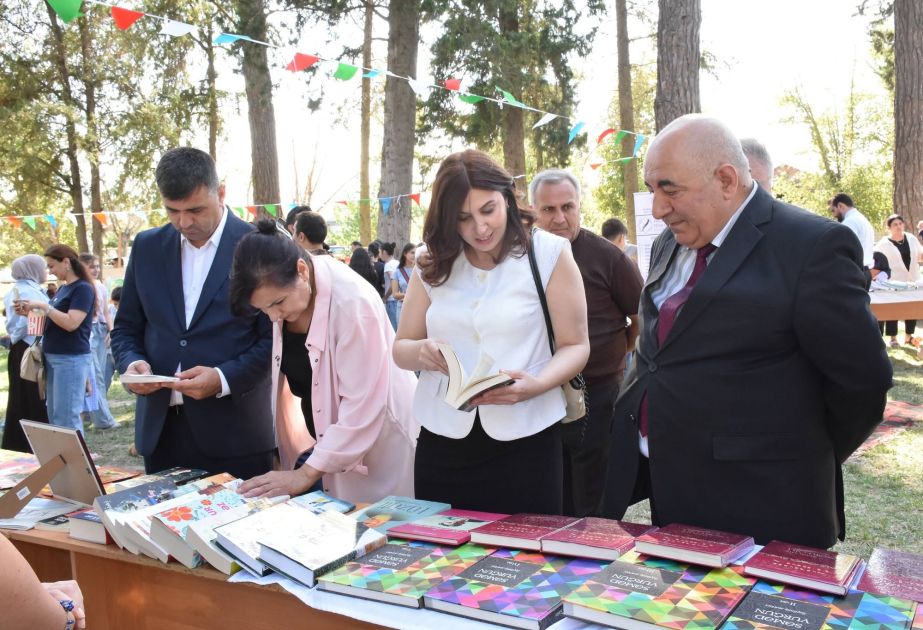 Zəfər parkında mütaliə və melodiya: Fəal gənclərə kitablar hədiyyə olunub -  FOTO