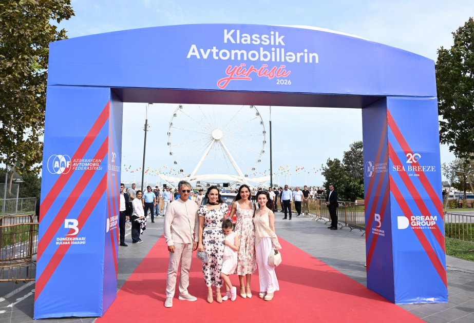 Heydər Əliyev Fondunun vitse-prezidenti Leyla Əliyeva və Arzu Əliyeva klassik avtomobillərin yürüşü və sərgisini izləyiblər