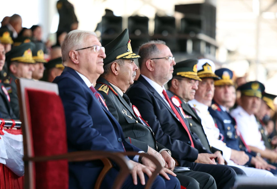 Aserbaidschans Verteidigungsminister nimmt in der Türkei an Abschlussfeiern von Militärschulen teil