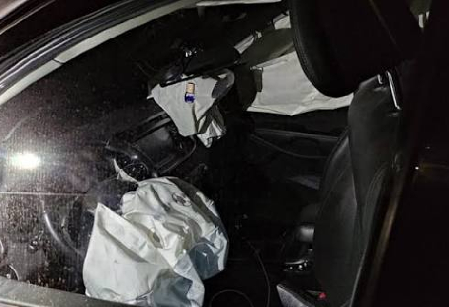 "Mercedes" beton maneəyə çırpıldı, ölən və yaralananlar var