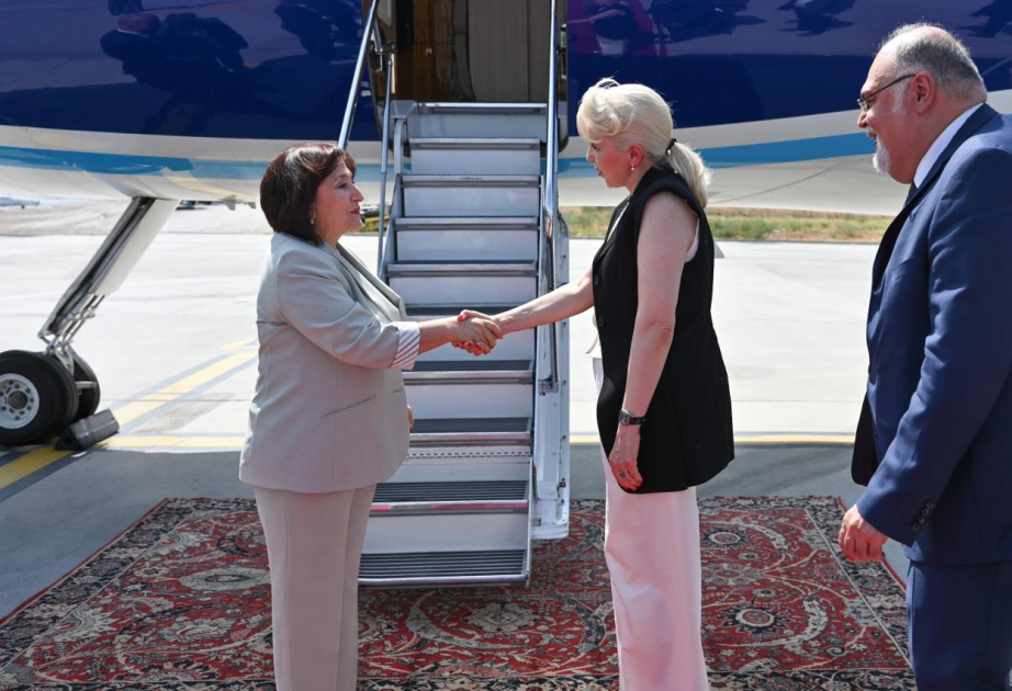 Aserbaidschanische Parlamentssprecherin zu Arbeitsbesuch nach Serbien gereist