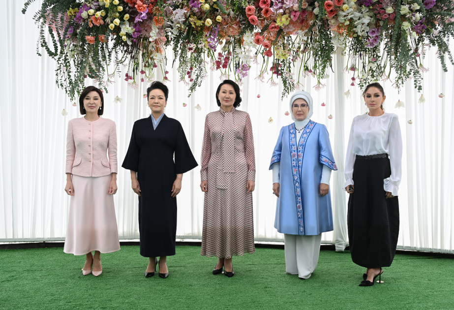 La première dame Mehriban Aliyeva visite une exposition d’arts décoratifs et appliqués traditionnels à Bichkek VIDEO