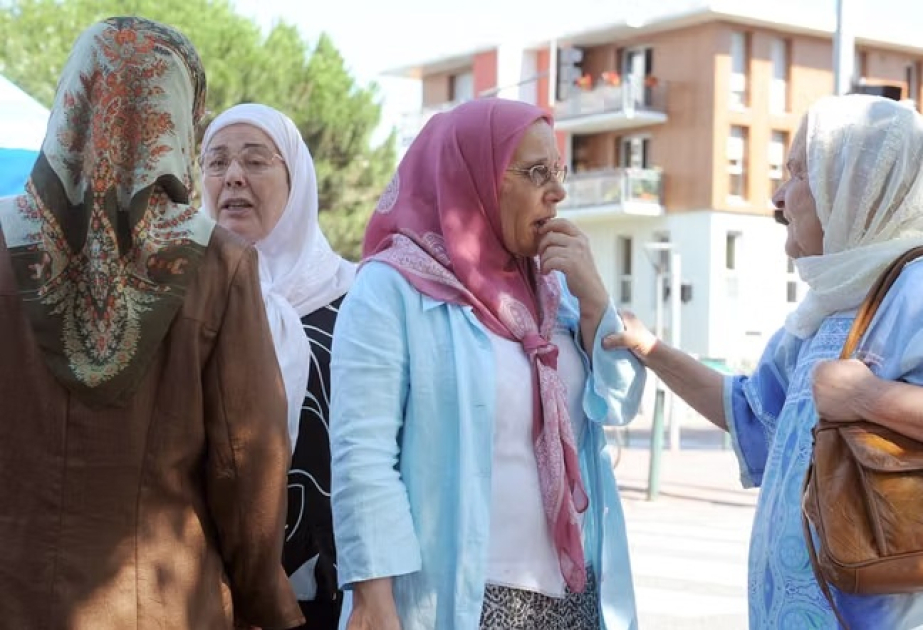 Fransada ictimai yerlərdə hicabın qadağan edilməsi ilə bağlı referendum təşəbbüsü tənqid olunur