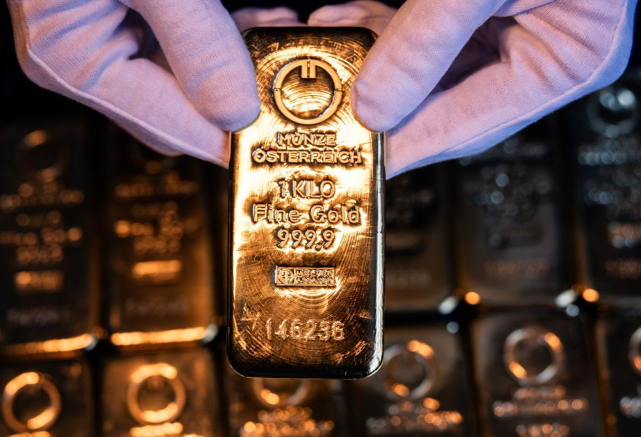 Gold falls to lowest in more than three weeks on stronger dollar and inflation risks