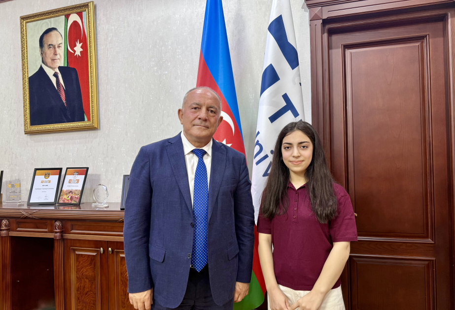 Rektor AzTU-ya yüksək balla qəbul olunan tələbə ilə görüşüb