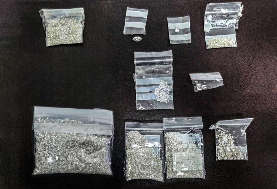 Gömrük nəzarətindən gizlədilən brilyant qaşlar aşkarlanıb