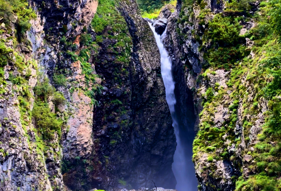 Ein verborgenes Wunder in den Bergen – Ganslar-Wasserfall VIDEO