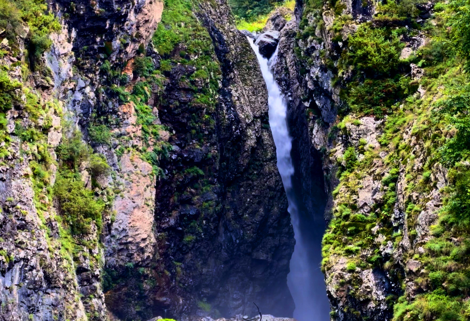 A hidden gem in the mountains – Ganslar Waterfall