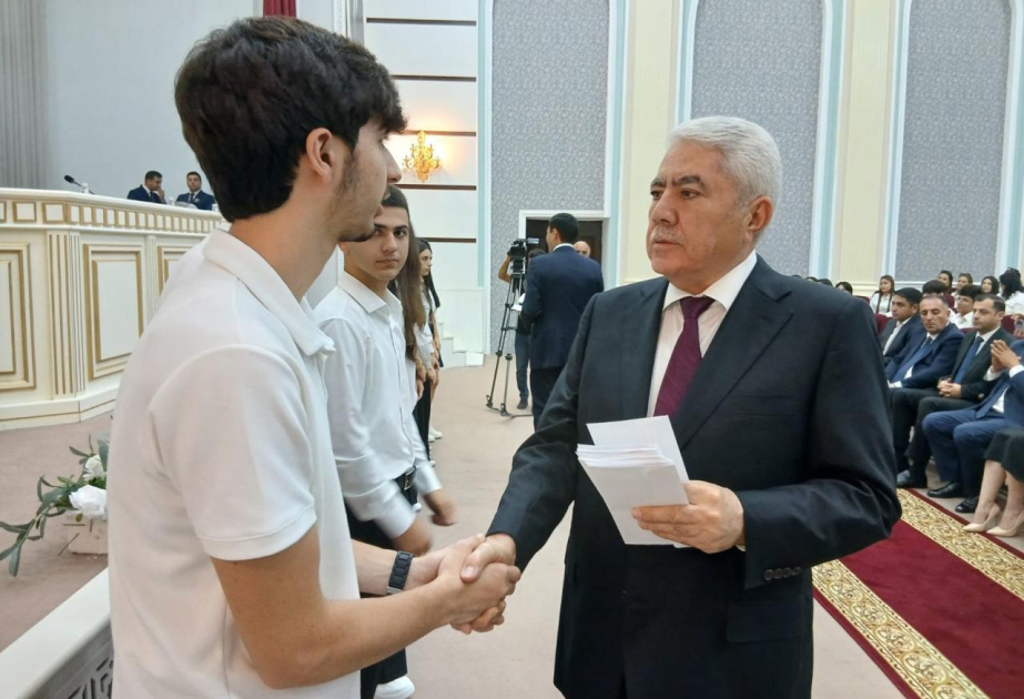 Yüksək bal toplayan xaçmazlı tələbələr mükafatlandırılıb