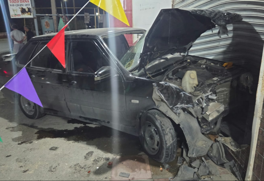 Xaçmazda avtomobil bərbərxanaya çırpılıb, sürücü yaralanıb