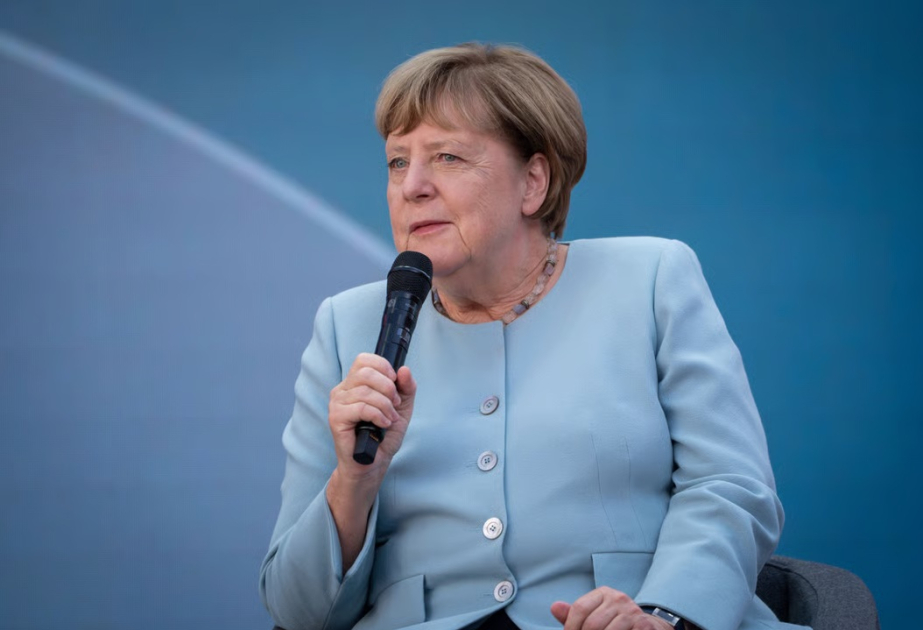 Angela Merkel AfD ilə mübarizədə yeni siyasi yanaşmaya çağırıb