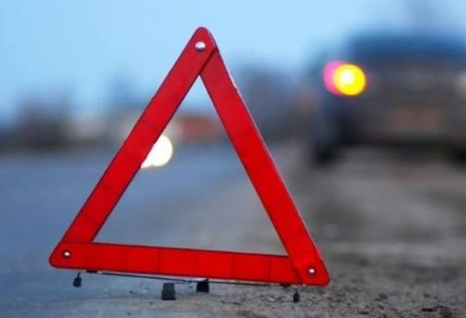 Zərdabda minik avtomobili traktorla toqquşub, 5 nəfər ölüb