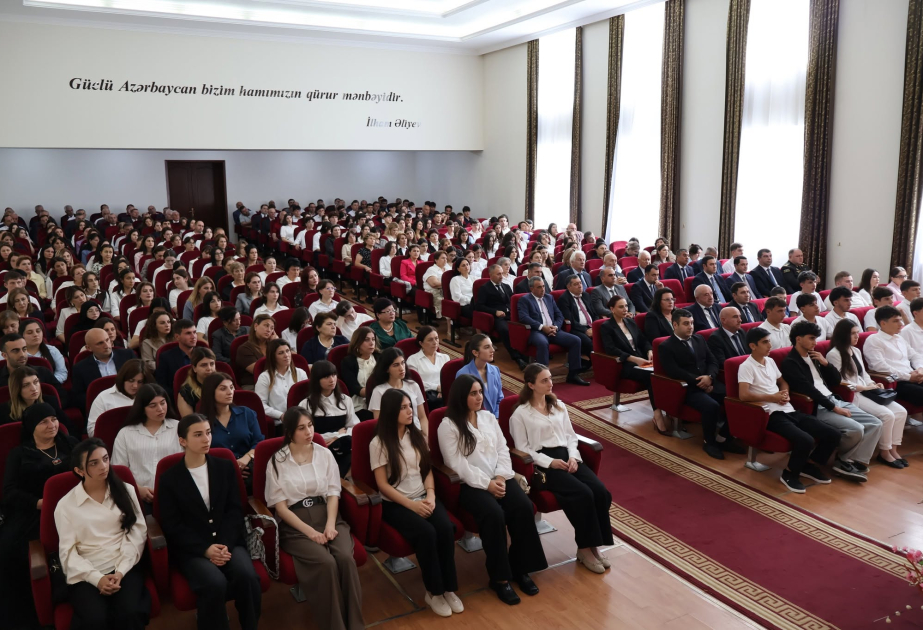 Qusarda yüksək balla tələbə adını qazanan məzunlar mükafatlandırılıb