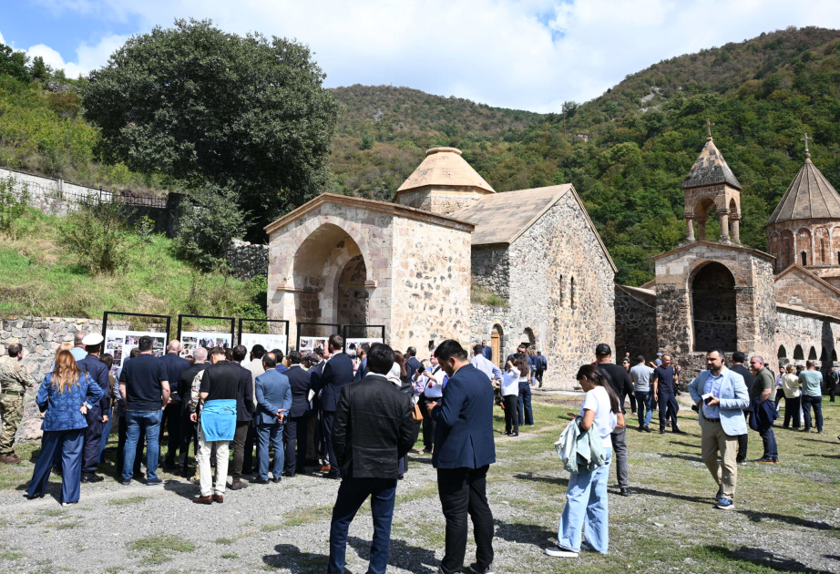 Diplomatlar Kəlbəcərdə Xudavəng monastır kompleksinə gəliblər VİDEO