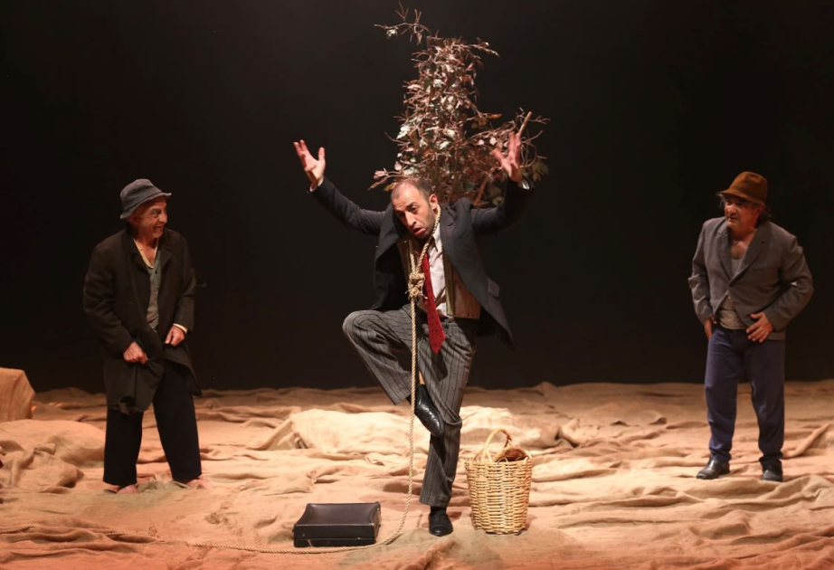 Gənc Tamaşaçılar Teatrında “Qodo həsrətində” adlı tamaşanın məşqləri davam edir
