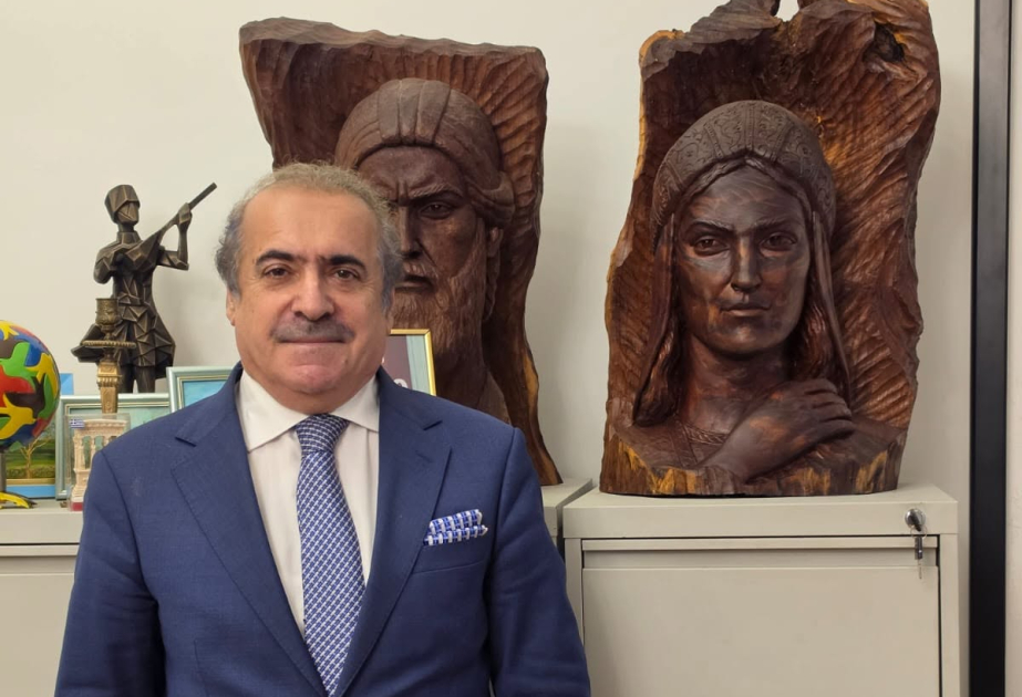 Ədəbiyyat Muzeyinə Məhsəti Gəncəvinin tut ağacından yonulmuş heykəli hədiyyə edilib