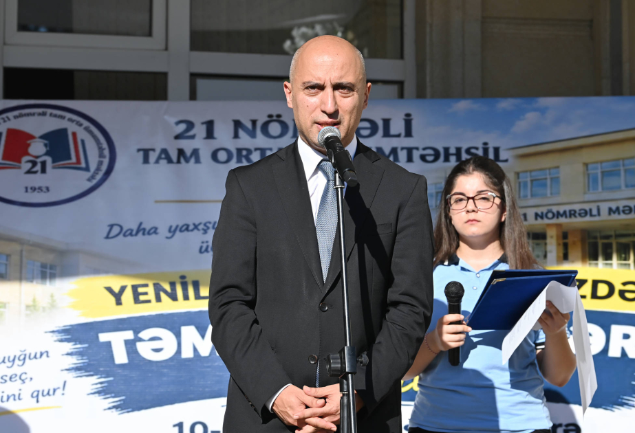 Nazir Emin Əmrullayev Bilik Gününü Bakıdakı 21 nömrəli məktəbdə qeyd edib VİDEO