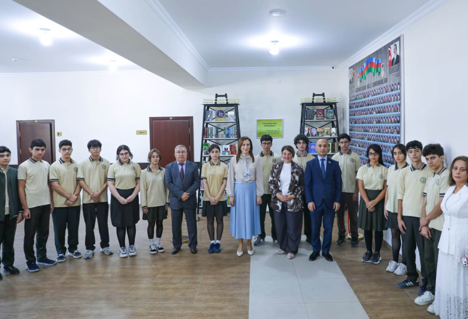 Ədəbiyyatla dolu buruqlar: neftçilər Bilik Günündə Suraxanı məktəblilərini çoxdilli kitabxana hədiyyəsi ilə sevindirdilər
