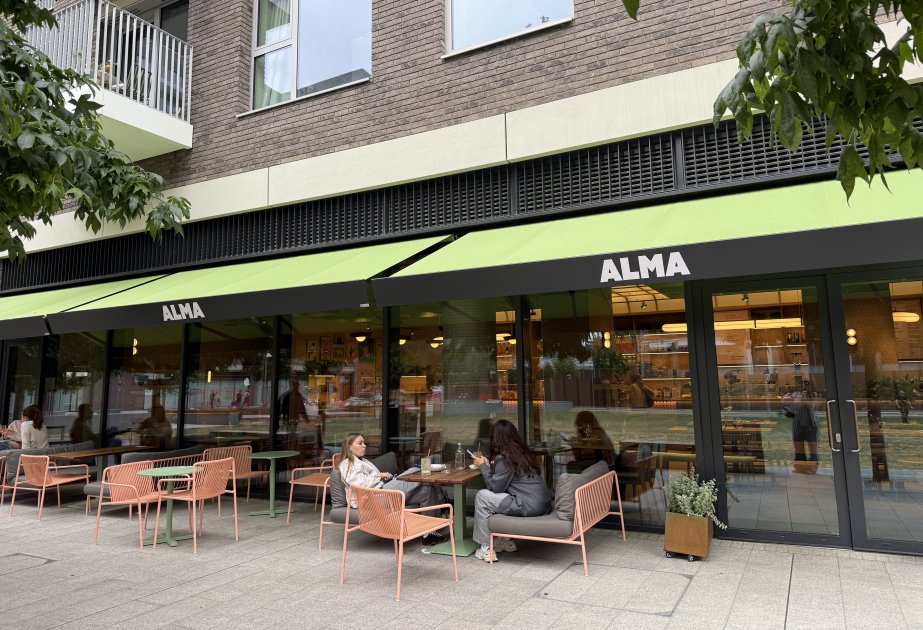 Londonda restoran açan azərbaycanlı: Həftədə üç minə yaxın qonağa Azərbaycan çayı təqdim edirik