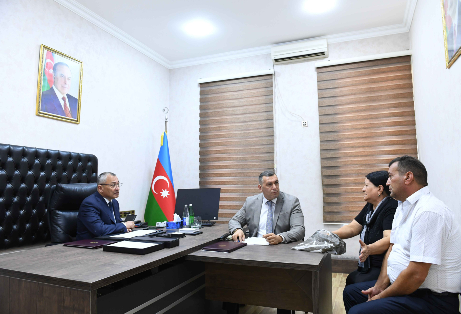 Qaçqınların və Məcburi Köçkünlərin İşləri üzrə Dövlət Komitəsinin sədri vətəndaş müraciətlərini dinləyib