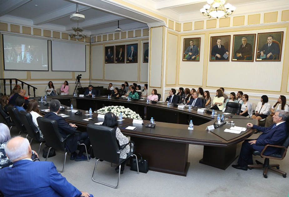 ANAS acoge la proyección de la película «Taghiyev» y una exposición sobre la indumentaria azerbaiyana