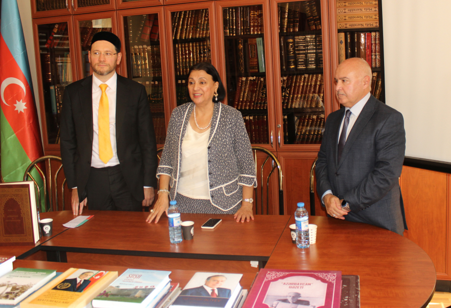 Şərqşünaslıq İnstitutunda “Quran və ya Məhəmmədin qanunu” kitabının təqdimatı olub