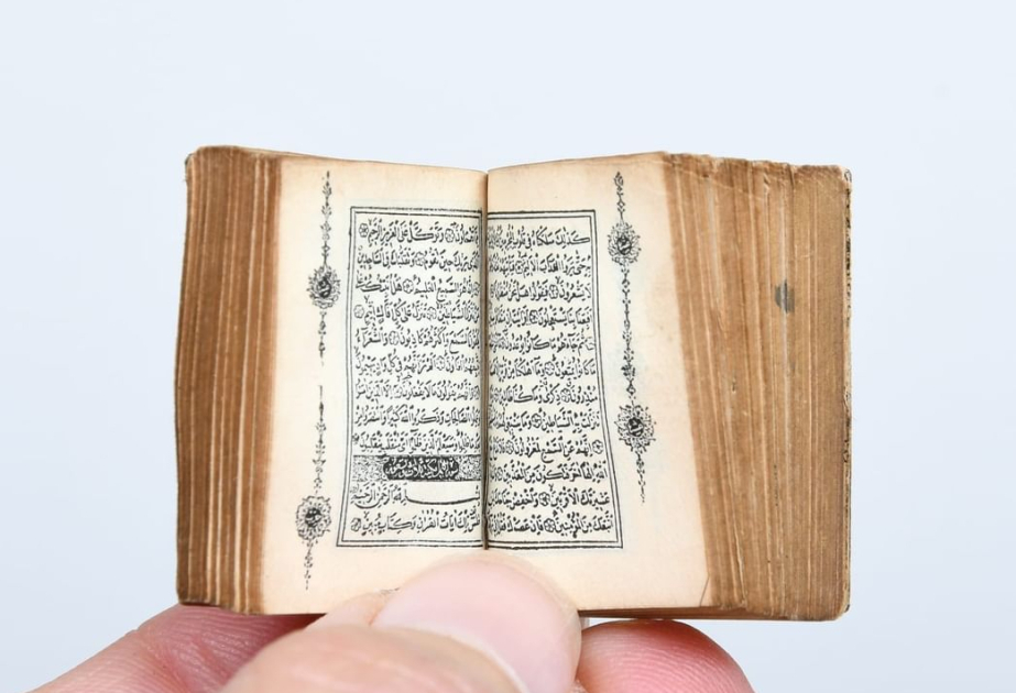 Əbu-Dabi Beynəlxalq Kitab Sərgisində nadir miniatür Quran nümayiş olunur