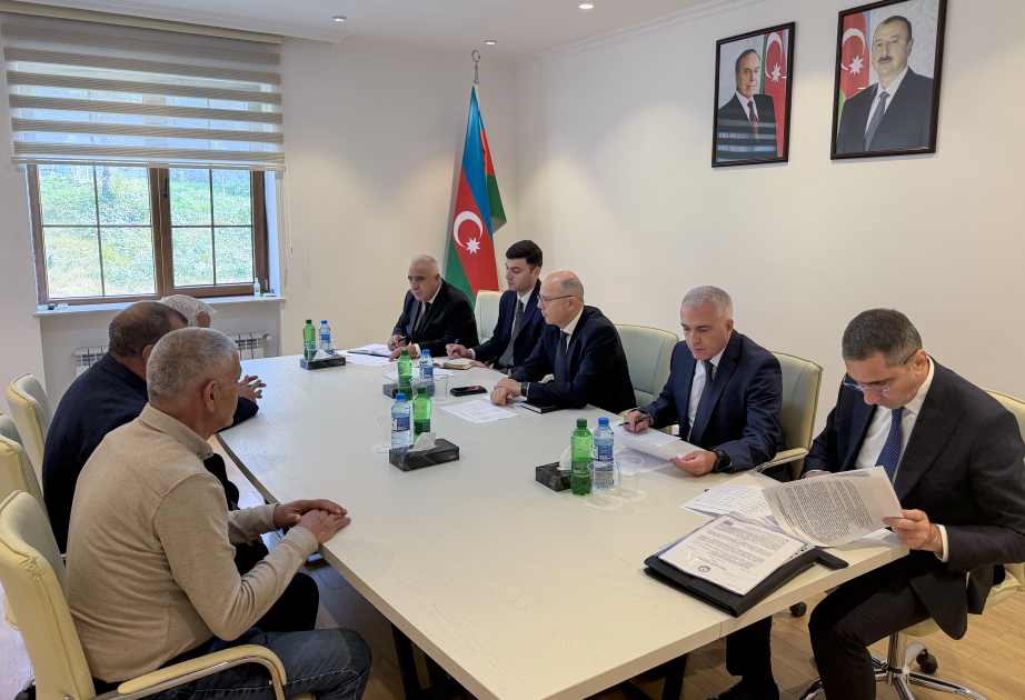 Energetika naziri Laçında vətəndaşların müraciətlərini dinləyib