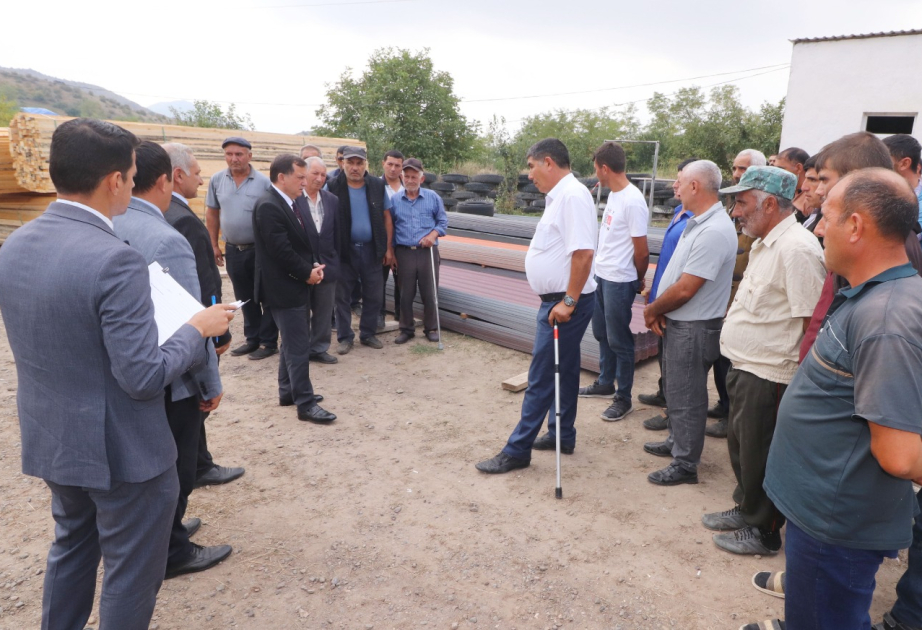 Qazaxda doludan zərərçəkən sakinlərə dam örtüyü materialları verilir