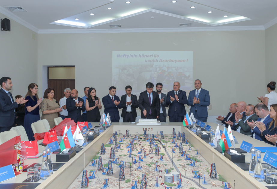 YAP fərqlənən Balaxanı neftçilərini peşə günləri münasibəti ilə mükafatlandırıb