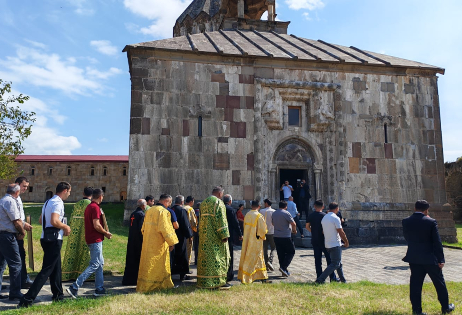 Vertreter der albanisch-udischen christlichen Gemeinde besuchen Klosterkomplex Gandzasar