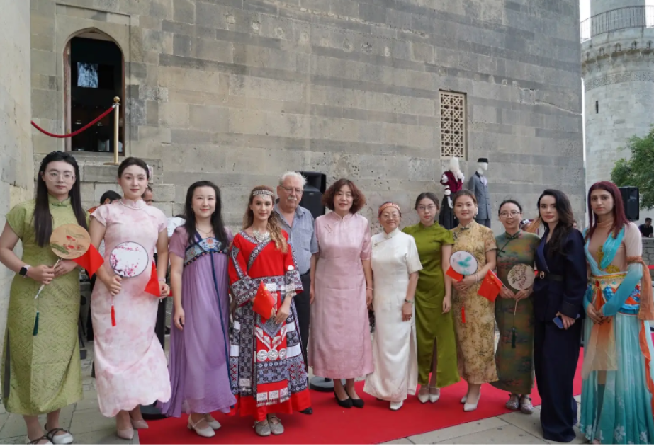 阿塞拜疆语言大学孔子学院受邀参加世界民族服饰博览会