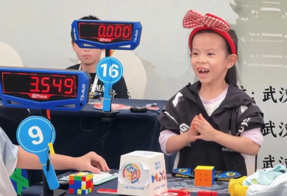 6-летняя китайская девочка установила мировой рекорд, собрав кубик Рубика