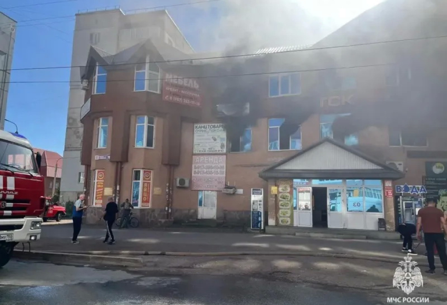 Три человека погибли при пожаре в торговом центре в Стерлитамаке