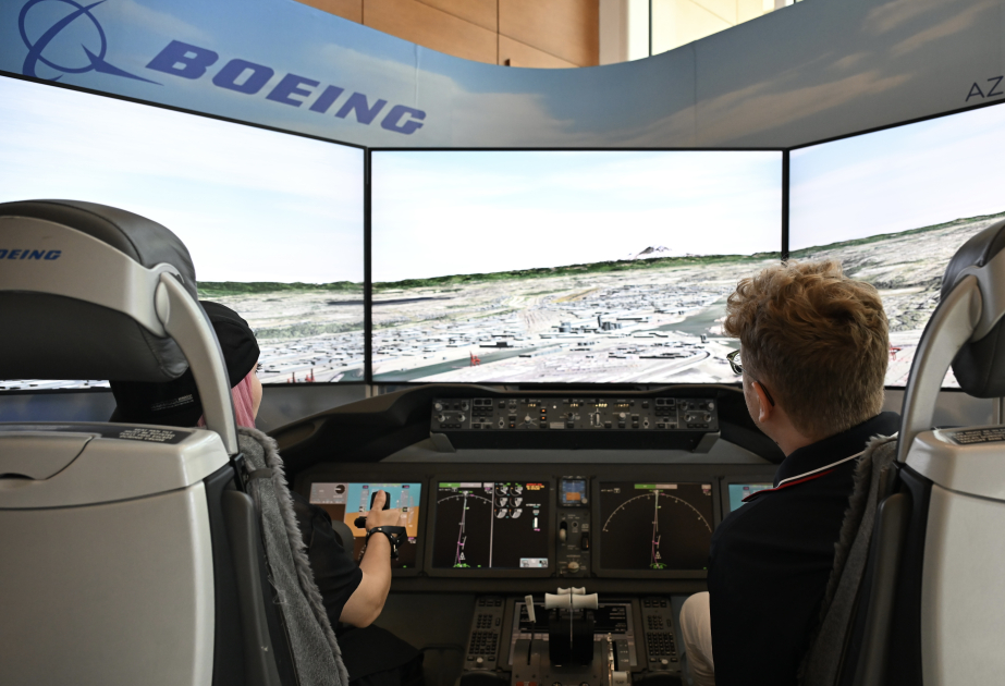 В Баку представлен летный симулятор Boeing 787 Dreamliner