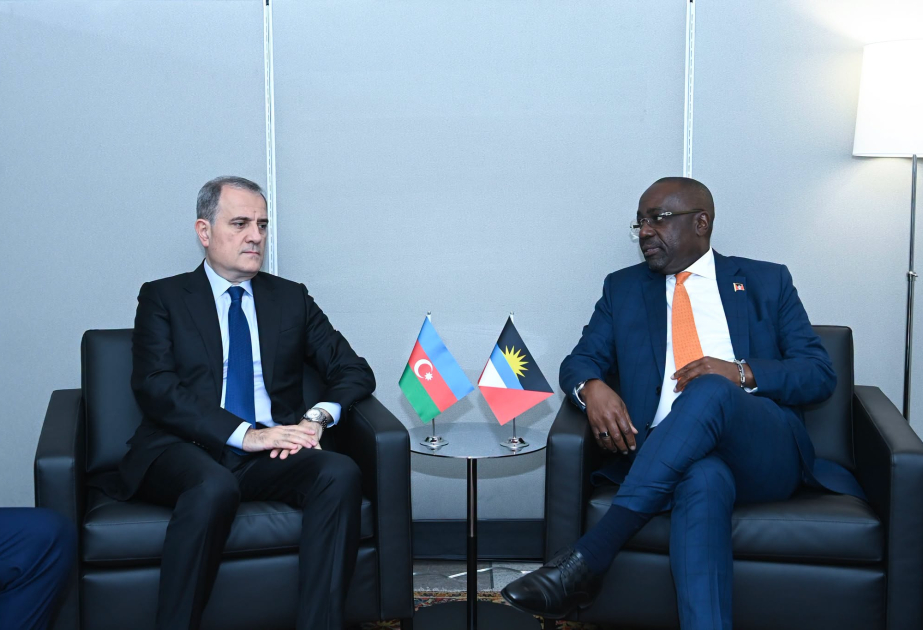 Ministro de Exteriores de Azerbaiyán debatió las relaciones bilaterales con el Ministro de Asuntos Exteriores de Antigua y Barbuda