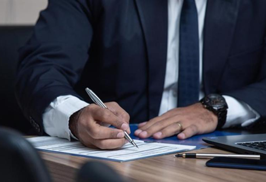 Yeni qanun kimlərə dövlət qulluğu vəzifəsini tutmağı qadağan edəcək?