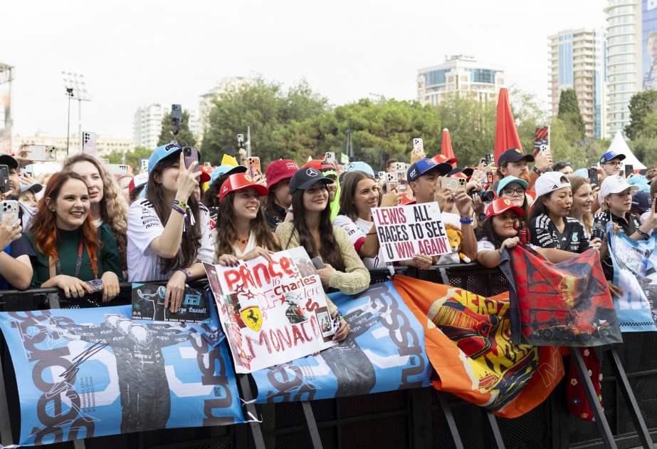 Formula 1 pilotları azarkeşlərlə görüşüb