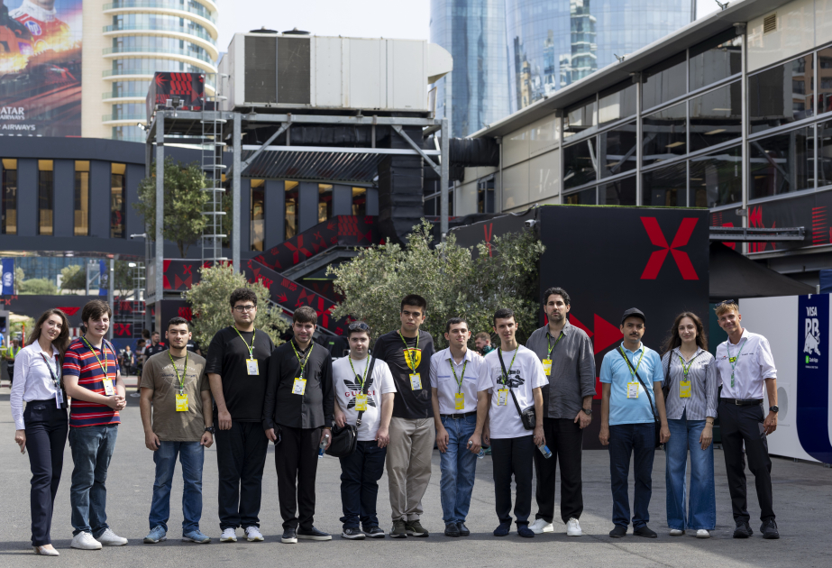 Jóvenes con trastorno del espectro autista descubren el mundo de la Fórmula 1 desde el paddock