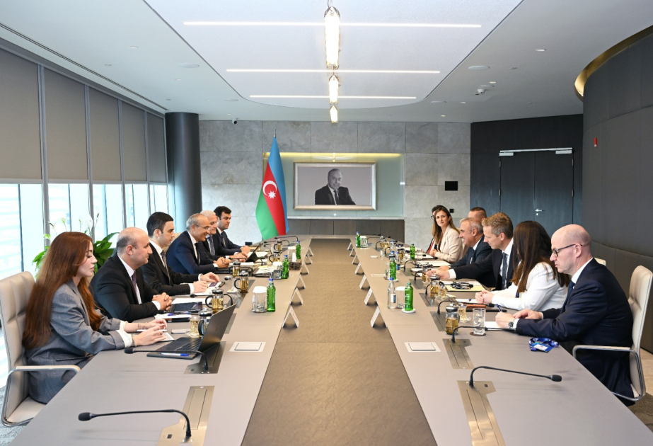 Azerbaiyán y Carlsberg Group abordan una asociación estratégica para el desarrollo de la industria de bebidas