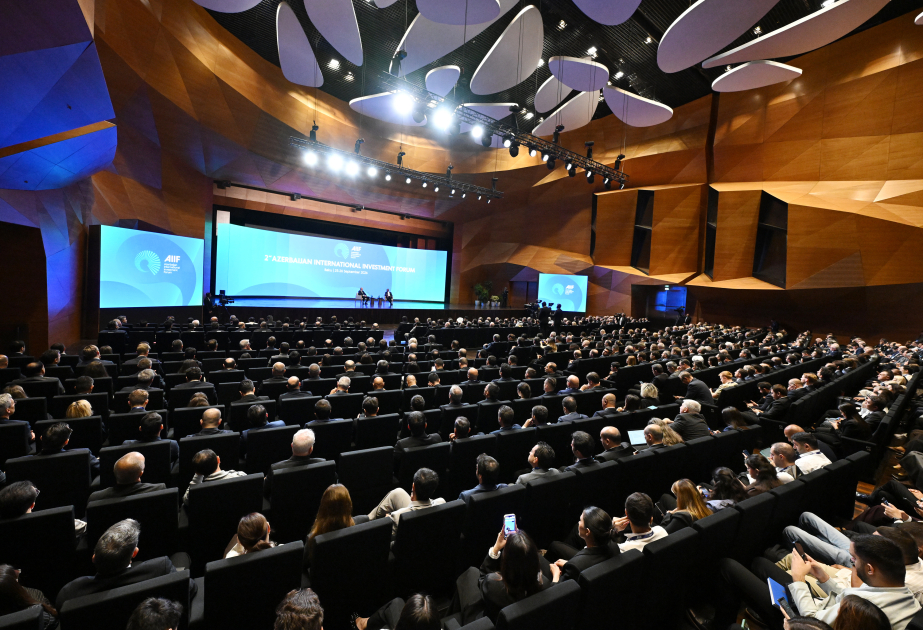 الرئيس إلهام علييف يؤكد على محورية العنصر البشري والخبرات الإدارية في التنمية المستدامة خلال منتدى الاستثمار بباكو