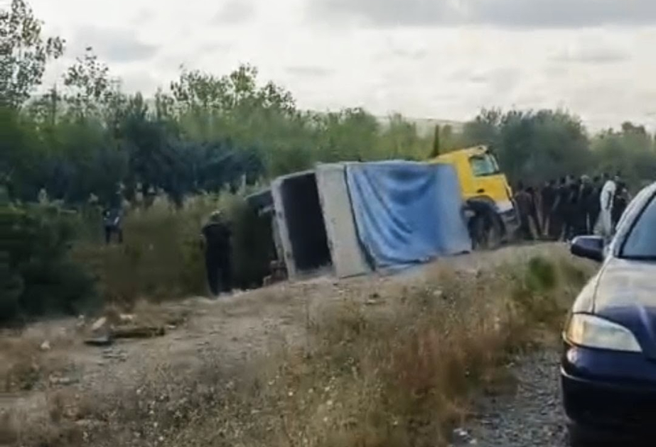 Siyəzəndə yük avtomobili qəza törədərək aşıb