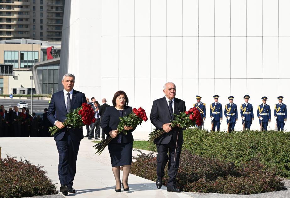 Dövlət və hökumət rəsmiləri Bakıda Zəfər parkında olublar