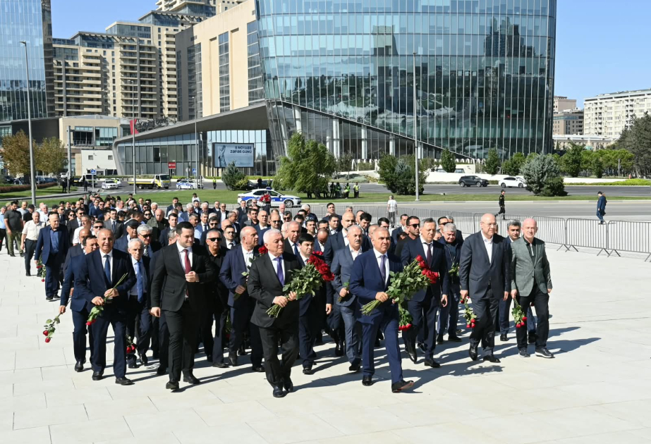 “AzərEnerji" və "Azərişıq" ASC-lərin kollektivi şəhidlərin xatirəsini anıb