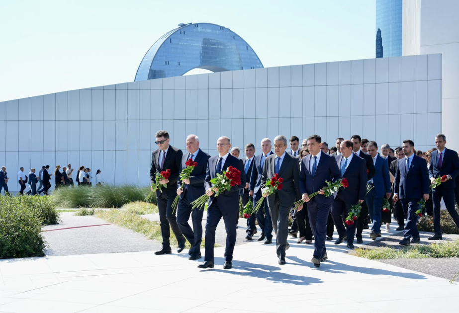 Energetika Nazirliyinin kollektivi Zəfər parkını ziyarət edib