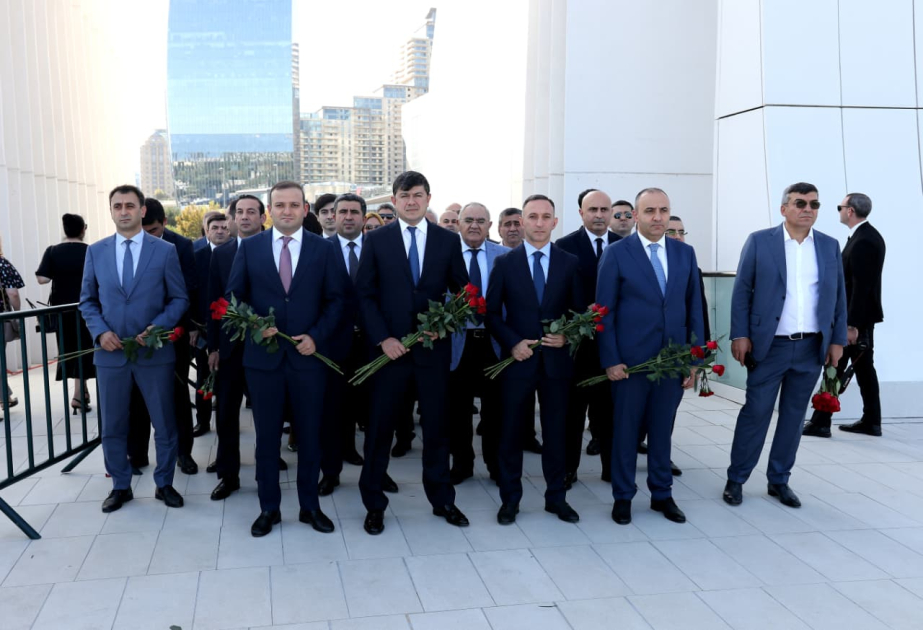 Diasporla İş üzrə Dövlət Komitəsinin əməkdaşları və xaricdəki soydaşlarımız Zəfər parkını ziyarət ediblər