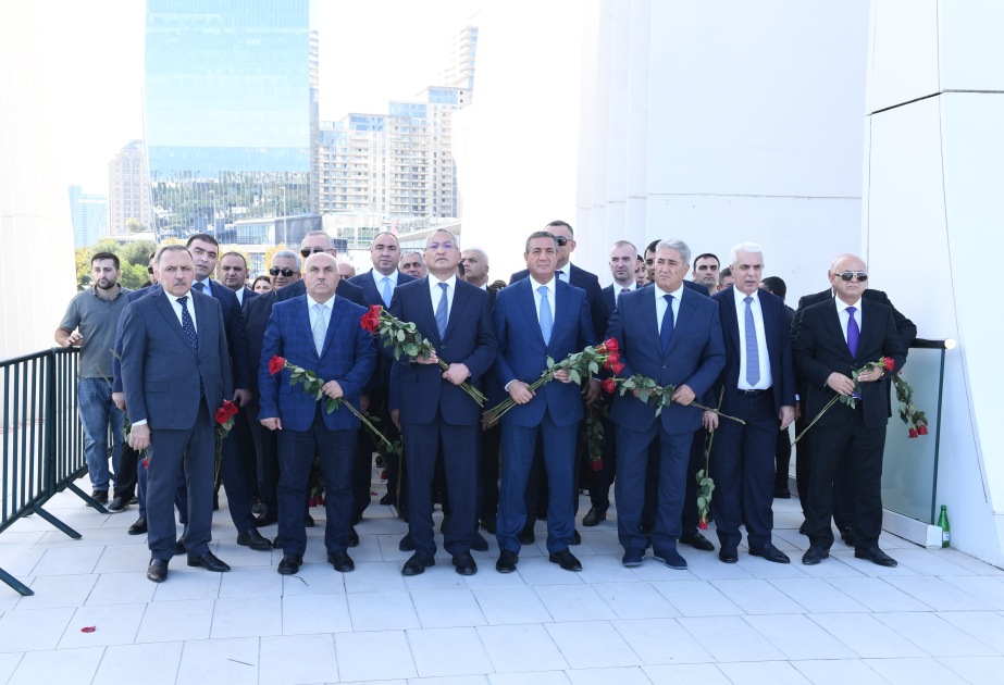 Dövlət Komitəsinin kollektivi Anım Günündə şəhidlərin xatirəsini yad edib